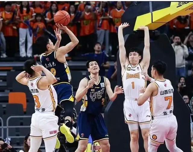 广东男篮在比赛中展现出强大的攻势